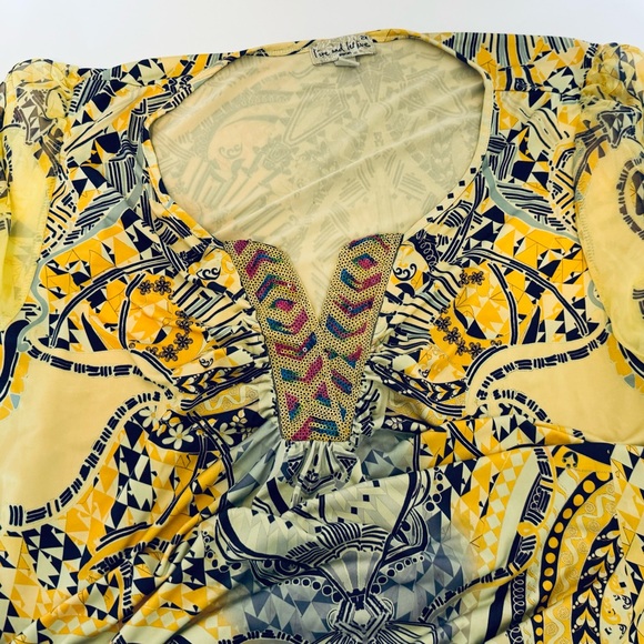 Live and Let Live Woman's Pull Over Size 2X Embellished V Neck Yellow Geometric - Picture 8 of 16